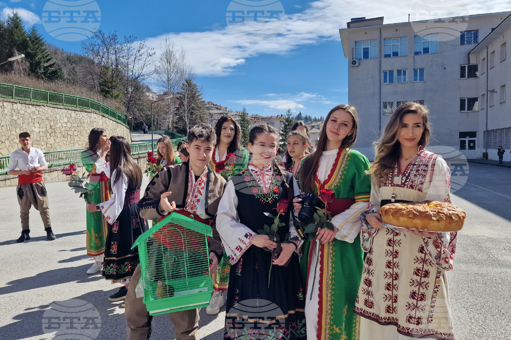 Смолян - абитуриенти - покана учители за бала