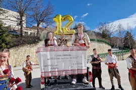 Смолян - абитуриенти - покана учители за бала