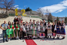 Смолян - абитуриенти - покана учители за бала