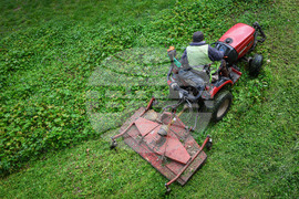 Бургас - тревни площи - косене