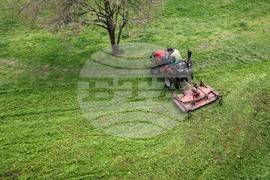 Бургас - тревни площи - косене