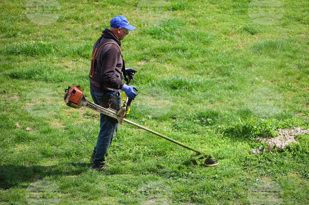 Бургас - тревни площи - косене