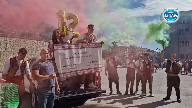 С народни носии и под звуците на каба гайда абитуриенти поканиха учители на бала си