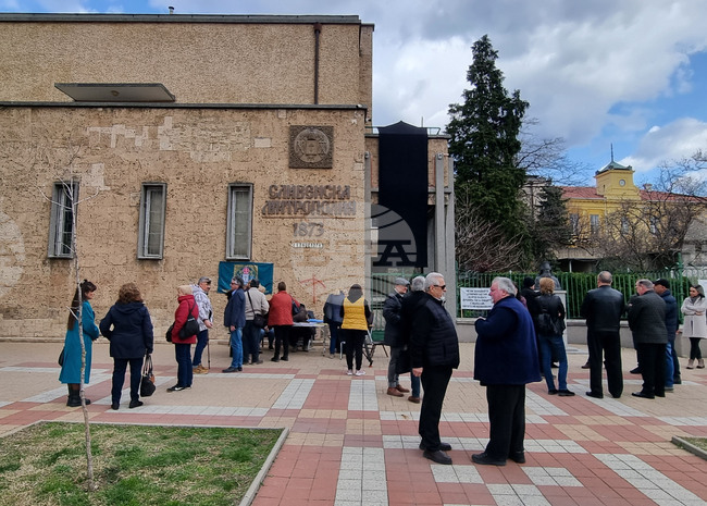 Сливен - владика - свещеник - среща - подкрепа