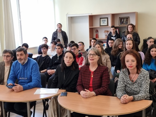 Заместник-посланикът на САЩ участва с младежи от Кърджали в интернет игри, разработени от ученици