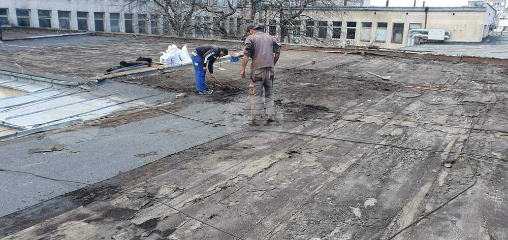 Започна неотложен авариен ремонт на част от покрива на поликлиниката в Свищов