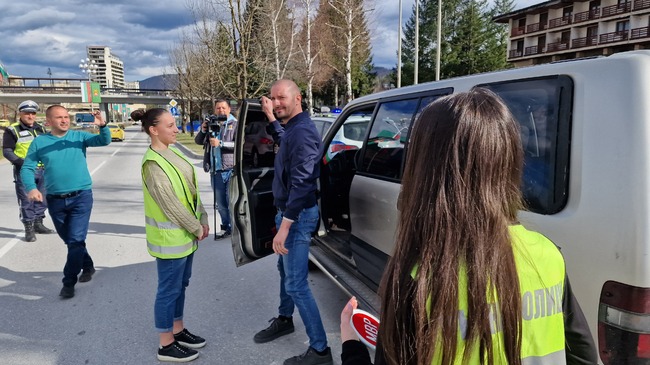 Ученици от Смолян влязоха в ролята на полицаи и нарушител пред погледа на съдии, прокурори и адвокати
