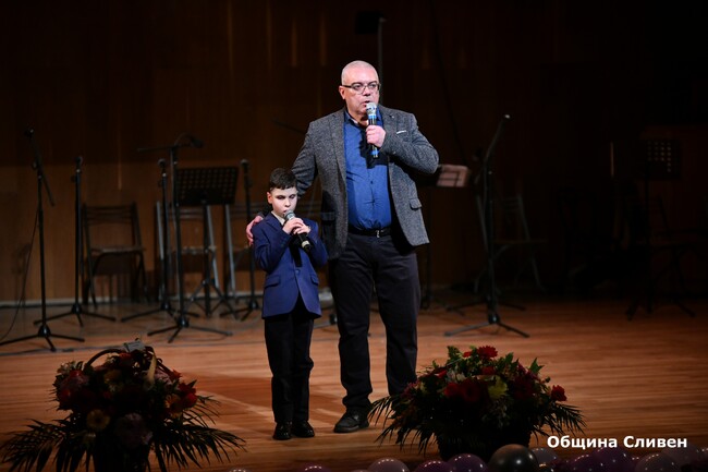 Община Сливен: ОУ „Панайот Хитов“ получи почетен плакет на Община Сливен за принос и за 180-годишния си юбилей