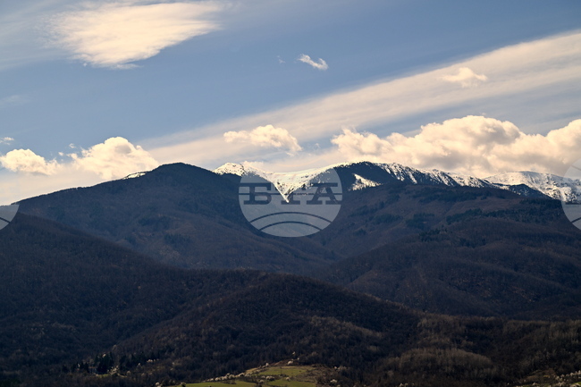 Suitable Mountain Hiking Conditions on Monday