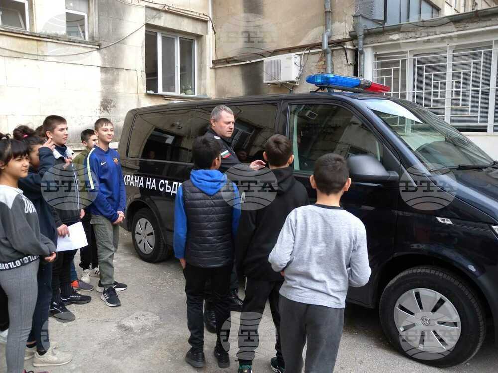 Възпитаници на детското полицейско управление от Средно училище „Христо Ботев“ в Разград гостува в Съдебната палата