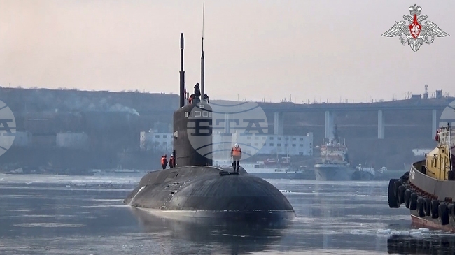 Русия отрече подводницата, изплувала на повърхността край Франция, да е имала технически проблеми