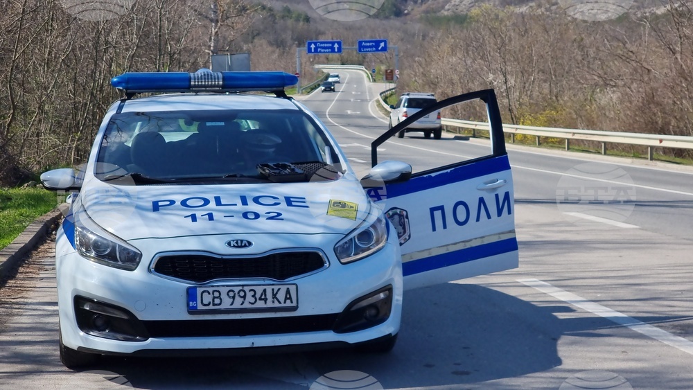 Полицаите от Годеч задържаха 17-годишен младеж, отнел два автомобила и катастрофирал с тях