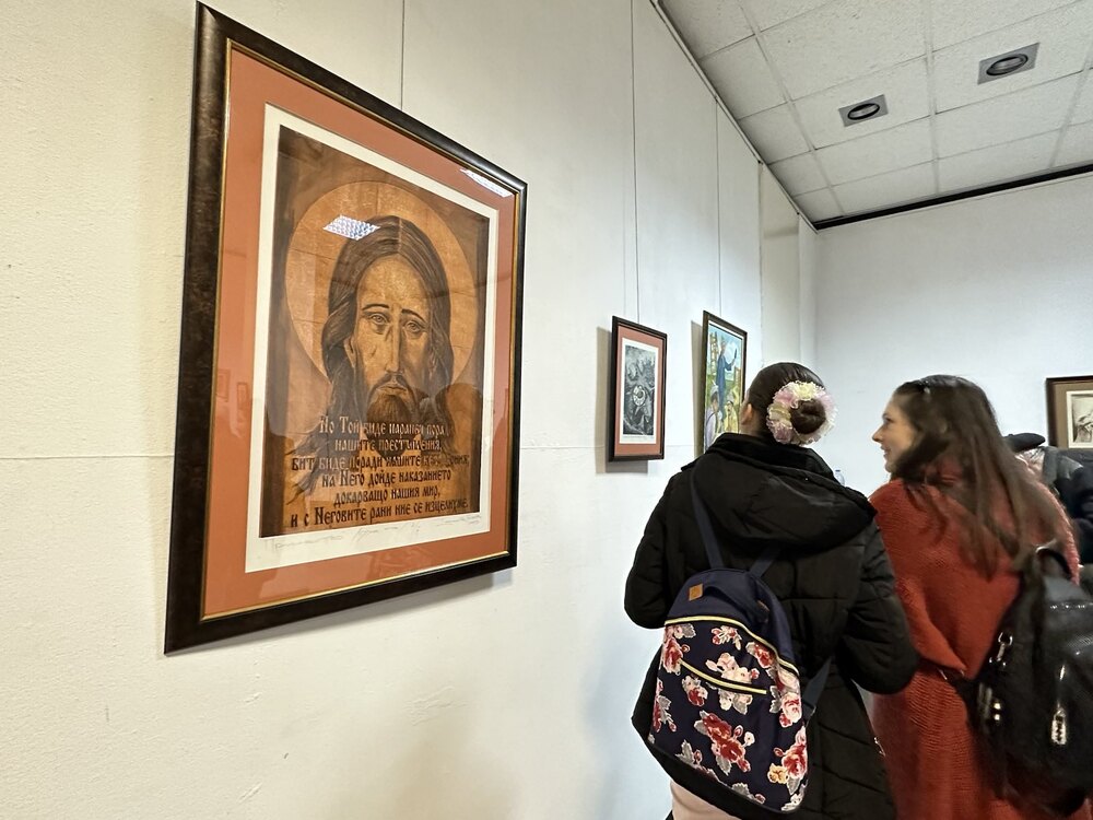 Община Русе: Изложба на библейска тематика подреди русенският художник Десислав Гечев