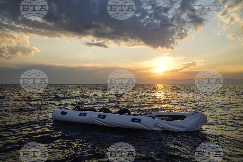 Турската брегова охрана спаси 25 нелегални мигранти край бреговете на окръг Анталия; намерено е едно тяло