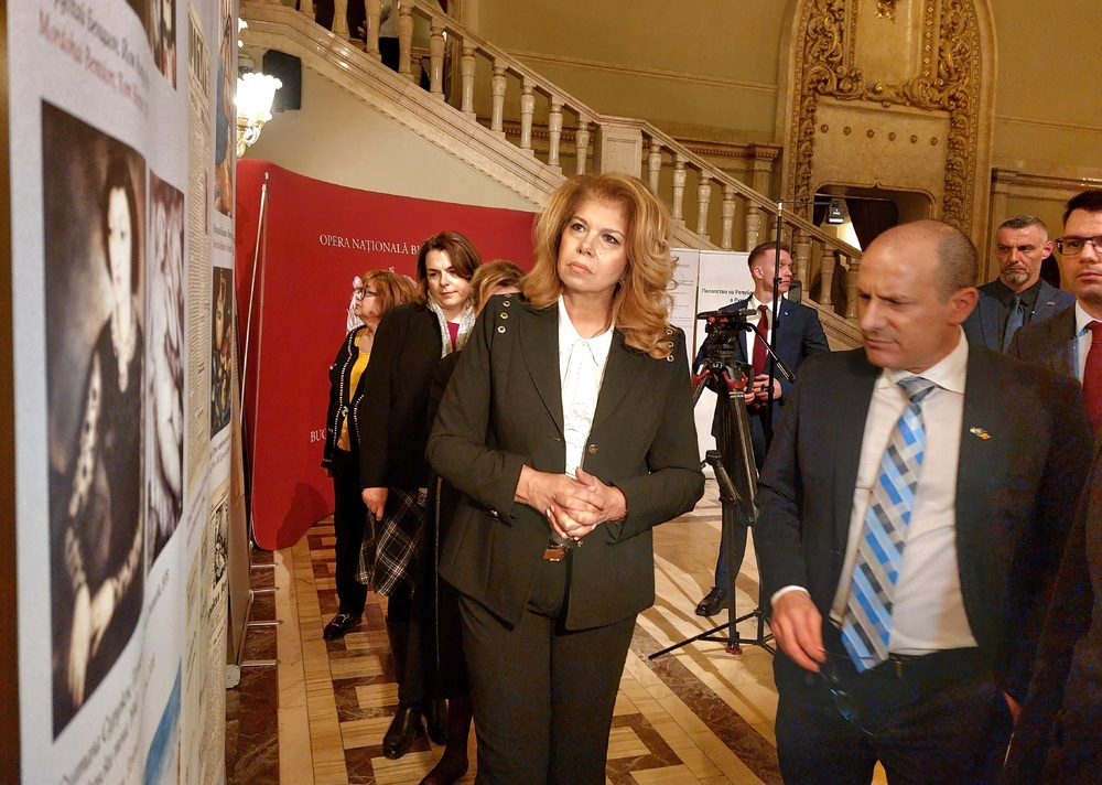 Изложба за спасяването на българските евреи откри вицепрезидентът Йотова в Букурещ