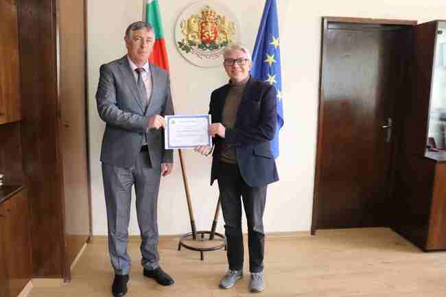 Областна администрация Русе: Мартин Иванов бе отличен с почетна грамота на областния управител на Русе Данаил Ковачев