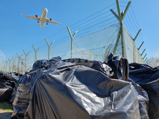 Летище София - акция - почистване