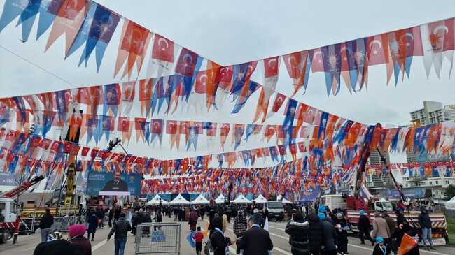 Осем окръжни председатели на управляващата партия в Турция са я напуснали през уикенда 