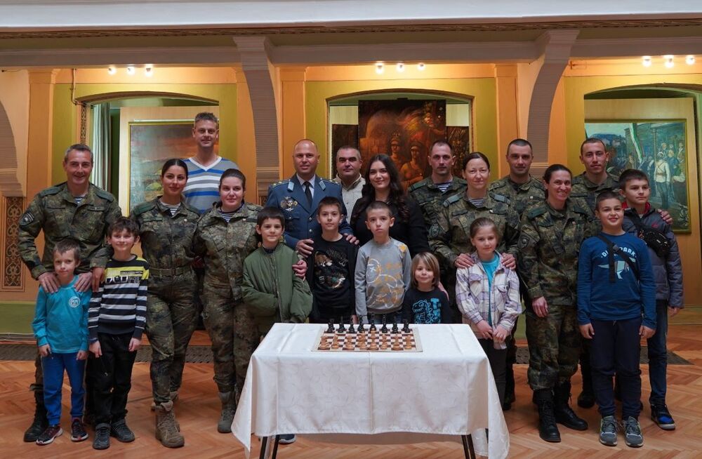 МО: Армейските шампиони премериха сили с европейската и републиканска шампионка по шахмат Виктория Радева