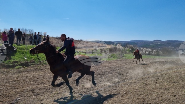 В поповското село Садина надграждат традиционните конски кушии на Тодоровден с мотокрос състезание