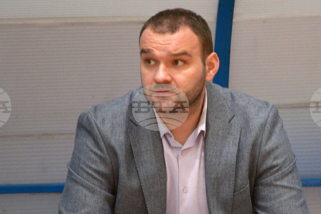 Надявам се новата зала в комплекс "СамЕлион" да ни даде предимство, каза треньорът на Рилски спортист Любомир Киров