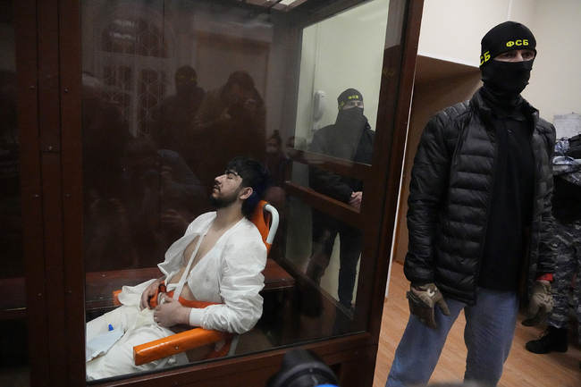 Московски съд разпореди предварителен арест до 22 май на четирима обвиняеми за нападението над концертна зала в Русия в петък