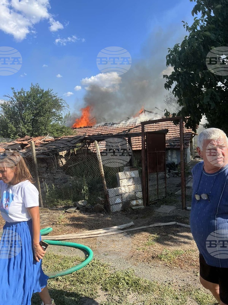 Пожар е обхванал три къщи в карнобатското село Деветинци