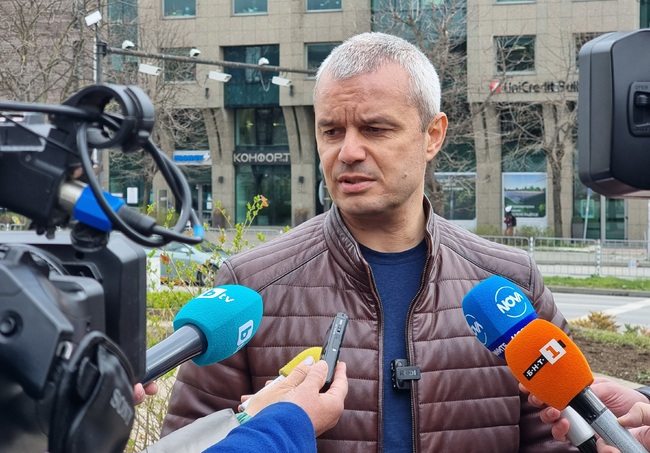 Най-добре е изборите на 9 юни да бъдат "две в едно", смята лидерът на "Възраждане" Костадин Костадинов
