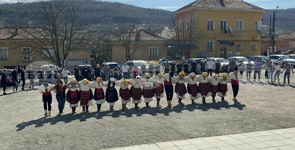 Читалището в Лисец домакин на среща семинар с фолклорен клуб от София