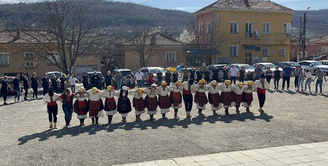 Читалището в Лисец домакин на среща семинар с фолклорен клуб от София
