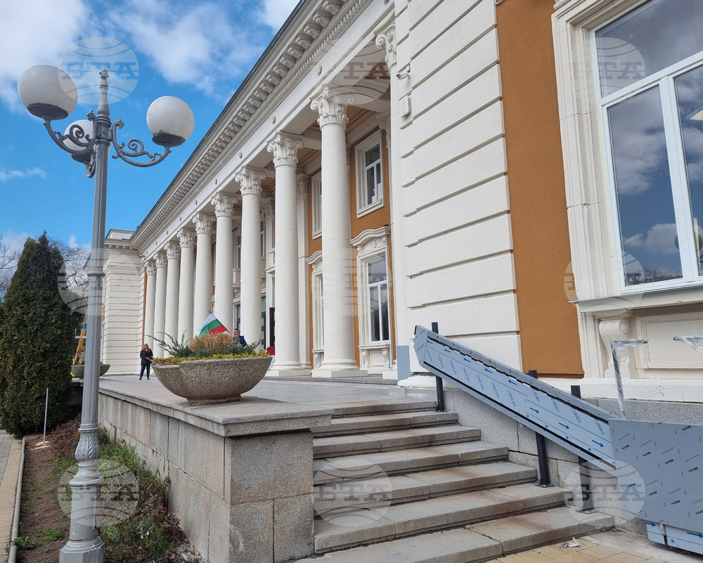 Юбилейна ретроспективна изложба по повод 90 години от рождението на художника Михаил Деянов представят в Перник
