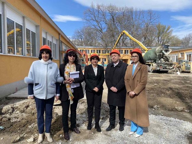 Община Видин: Символична „първа копка“ на строително-монтажните дейности на Центъра за високи постижения в ПГ „Проф. д-р Асен Златаров“