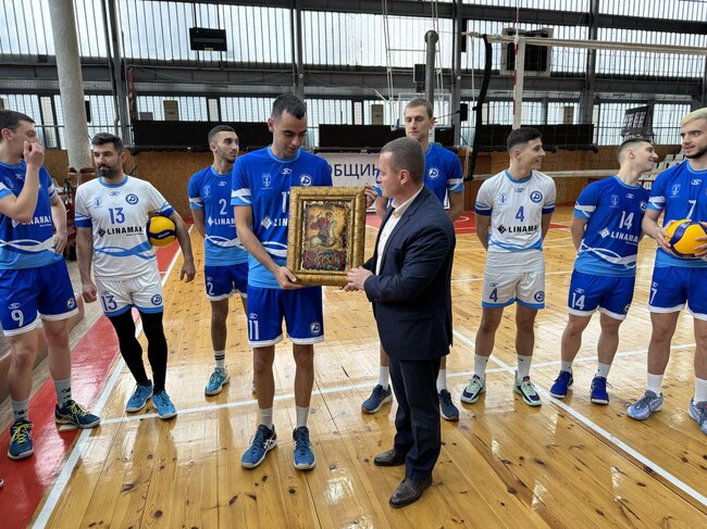 Община Русе: Кметът Пенчо Милков удостои със златна значка треньора на „Дунав“-Русе Красимир Миронов