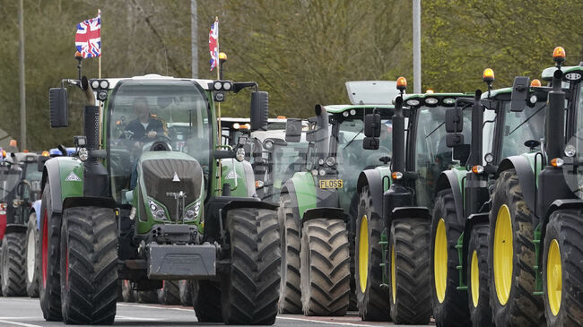 След месеци на протести Великобритания смекчава позицията си по данъка върху наследството на земеделските стопанства
