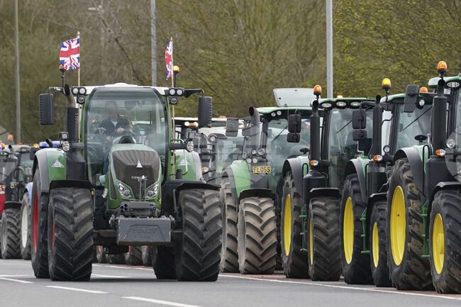 След месеци на протести Великобритания смекчава позицията си по данъка върху наследството на земеделските стопанства