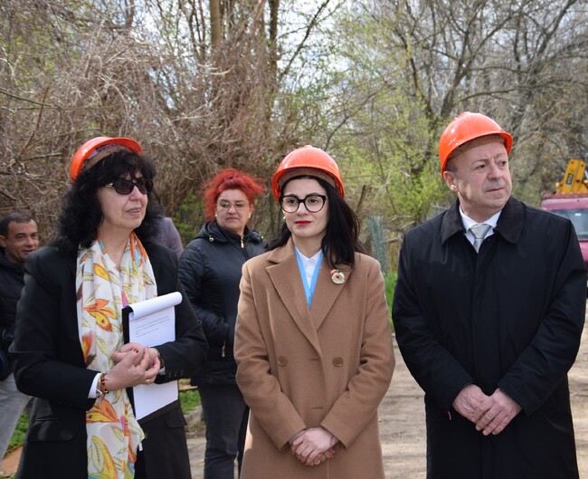 Областна администрация Видин: Областното ръководство присъства на „първа копка“ за стартиране изпълнението на договор за финансиране на инвестиция по НПВУ във видинска гимназия 