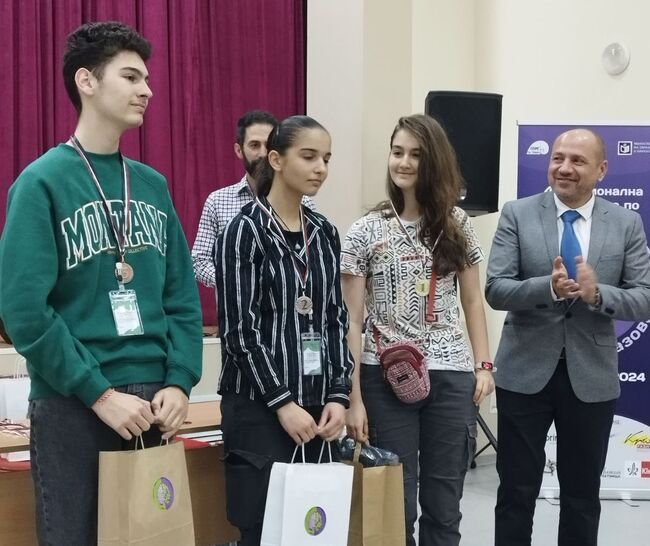 Община Ловеч: Кметът награди най-добрите на националната олимпиада по биология и здравно образование