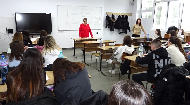 Окръжен съд – Разград: Единайсетокласници от ПГПЧЕ „Екзарх Йосиф“ научиха какви са трудовите им права и как могат да ги защитят 