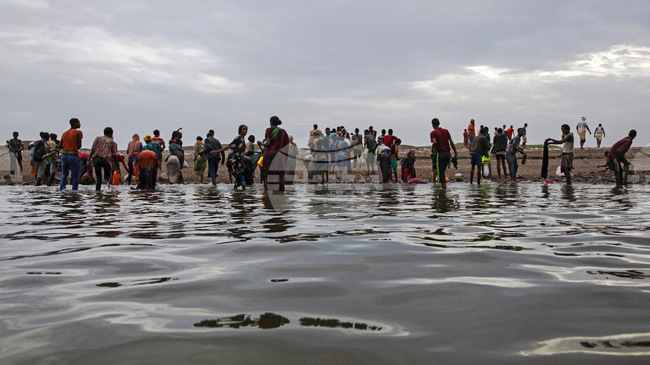 Най-малко 68 души загинаха и десетки са в неизвестност, след като мигрантска лодка потъна край Йемен