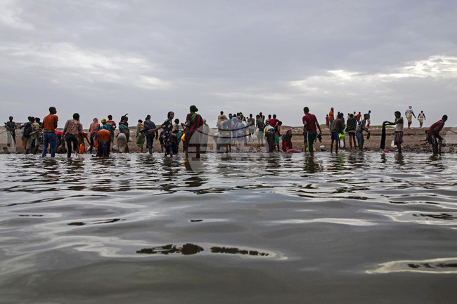 Най-малко 68 души загинаха и десетки са в неизвестност, след като мигрантска лодка потъна край Йемен