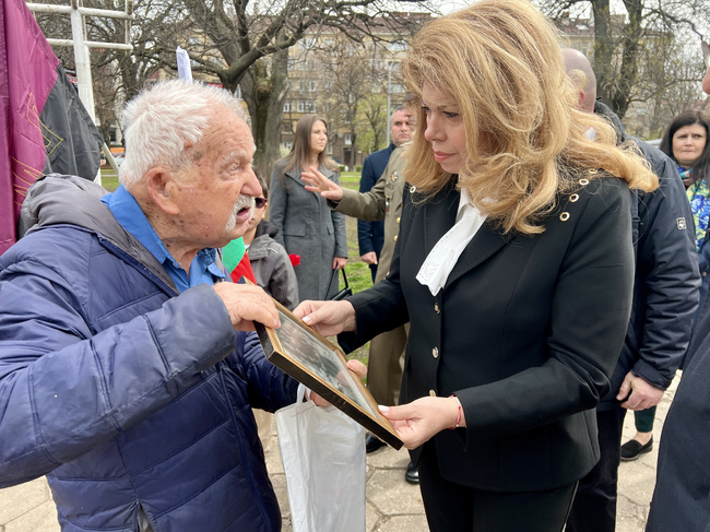 Вицепрезидентът Йотова участва в честването поклонение в София за Деня на Тракия