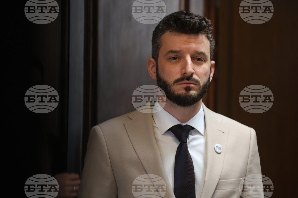 Хората, живели в премахнатите незаконни постройки в кв. "Захарна фабрика", няма да бъдат настанявани в кв. "Ботунец", съобщи кметът Емил Бранчевски