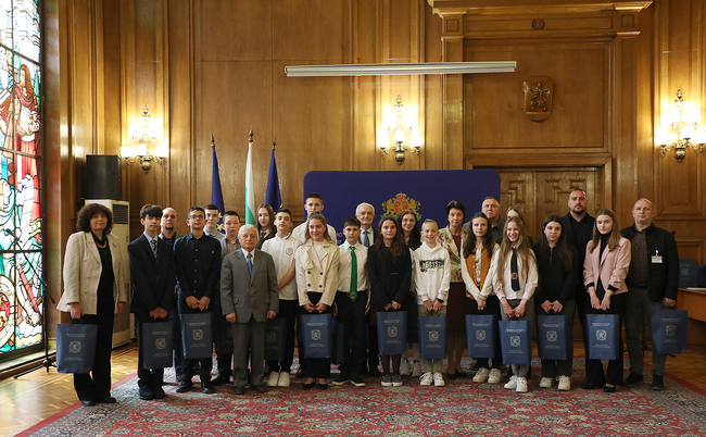 Отличените ученици в конкурса за 110-ата годишнина от Балканските войни бяха наградени в Министерството на отбраната 