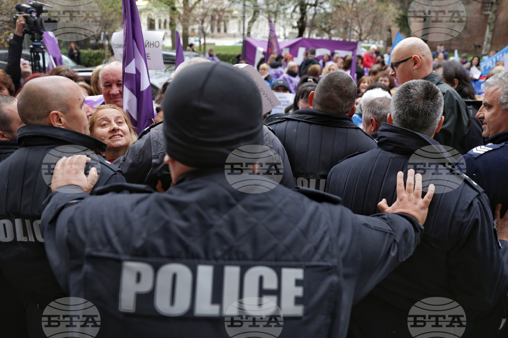 Workers in Child, School Healthcare in Sofia Protesting for Pay Rise