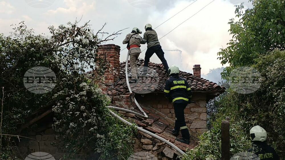 Пожарът край старозагорското село Пъстрово още не е локализиран, обхванал е 1700-1800 декара