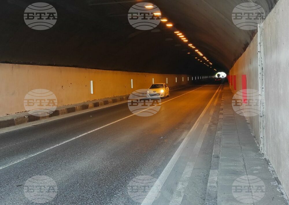 Шофьорите трябва да се движат днес с повишено внимание в тунел „Траянови врата“ на АМ „Тракия“ заради подмяна на лампи в двете тръби на тунела