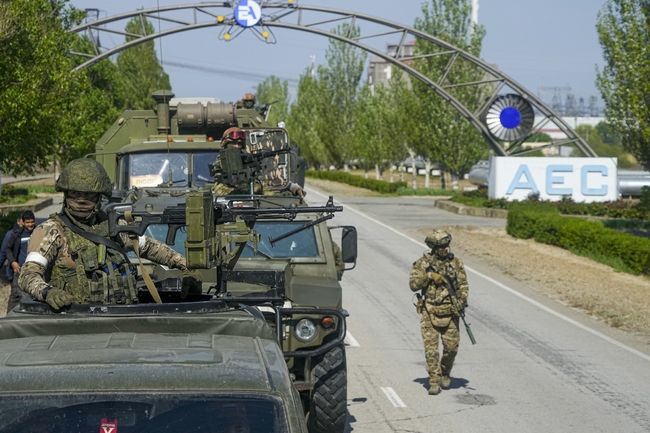 Властите в завзетата от руските войски украинска Запорожка област предлагат Запорожката АЕЦ да бъде спряна