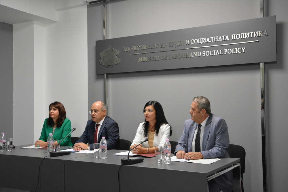 Министър Лазаров: Над 310 000 души ще получат помощи за отопление                 