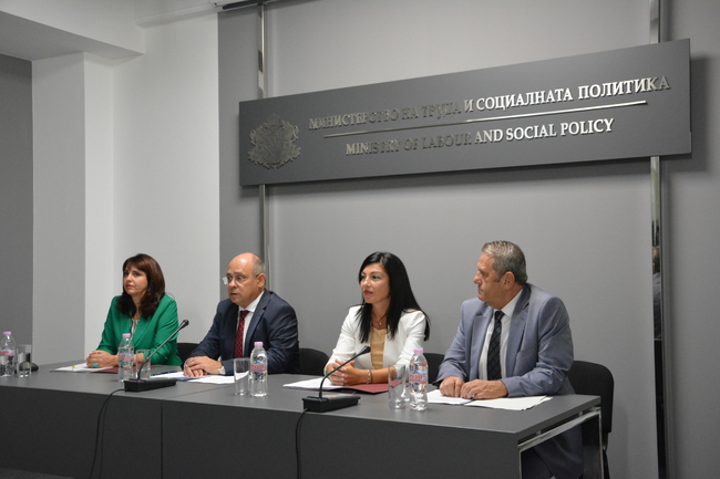 Министър Лазаров: Над 310 000 души ще получат помощи за отопление                 