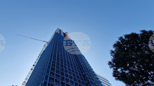 Най-малко 11 души са хоспитализирани след голям пожар в блок в Тирана